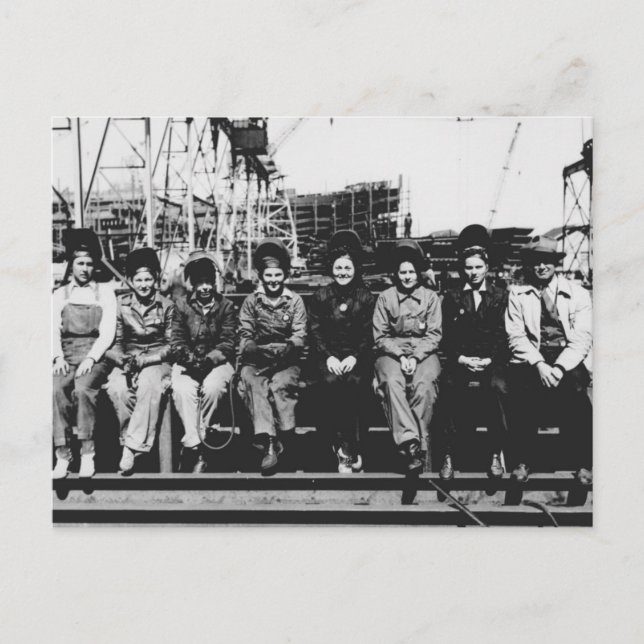 Cartão Postal Grupo de Mulheres Soldadoras Durante a Segunda Gue (Frente)