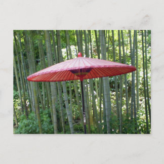 Cartão Postal Guarda-chuva japonesa entre o bambu