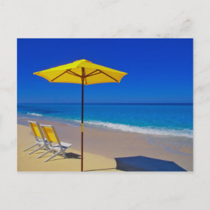 Cartão Postal Guarda-sol amarelo e cadeiras em praia imaculada