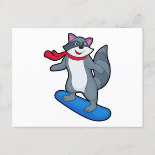 Cartão Postal Guaxinim como praticante de snowboard com prancha 
