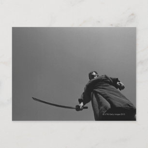 Cartão Postal Guerreiro samurai em pé, segurando uma espada 2