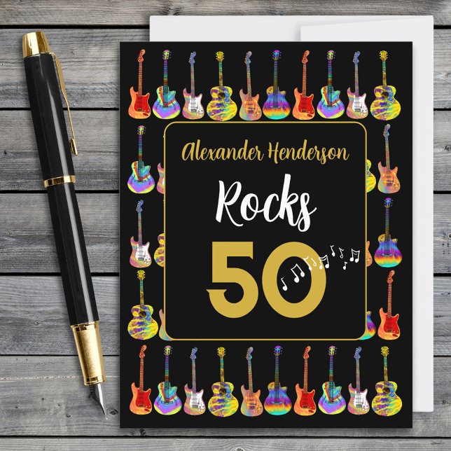 Cartão Postal Guitar Rocks 50.º aniversário Personalizado (Rock and roll 50th birthday budget postcard greetings card funky guitar pattern black and gold)