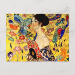 Cartão Postal Gustav Klimt Lady com ventilador<br><div class="desc">Cartão postal com a pintura de óleo de Gustav Klimt Lady com Ventilador (1918). Uma mulher vestindo um quimono azul segura um fã vermelho contra um fundo amarelo colorido de flores e pavões. Um presente de excelente para fãs de arte japonesa e europeia.</div>