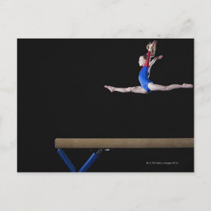 Cartão Postal Gymnast (9-10) que pula no feixe de equilíbrio 2