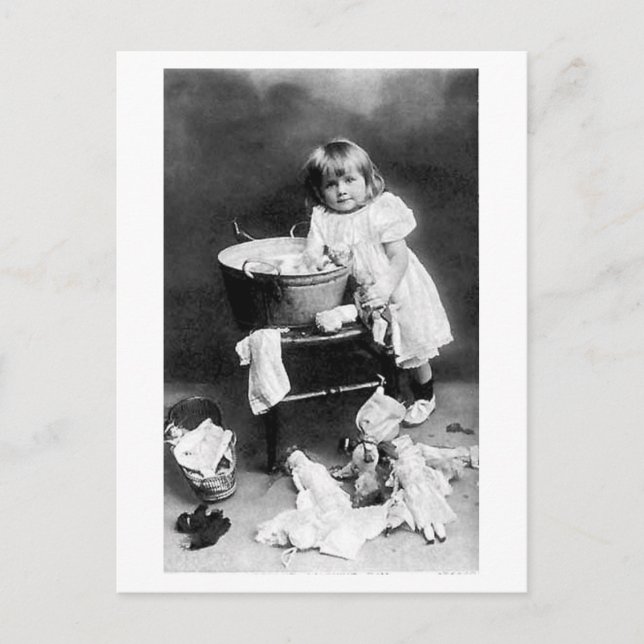 Cartão Postal h304 Edwardian Girl with Dolls Clothes (Frente)