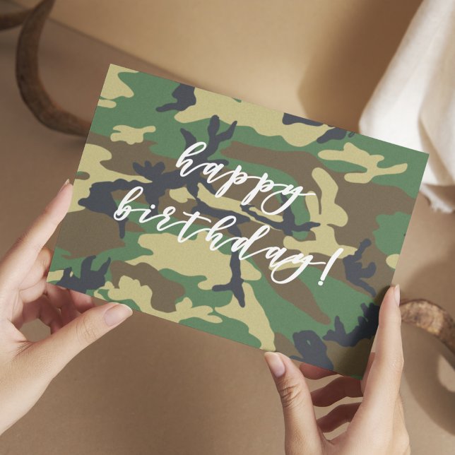 Cartão Postal Happy Birthday Woodland Militairy Camo Print (Criador carregado)