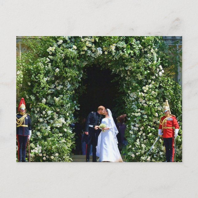 Cartão Postal Harry Meghan dia de casamento beija entrada da cap (Frente)