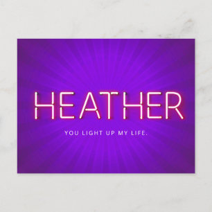 Cartão Postal Heather em luzes neon brilhantes