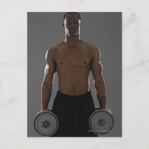 Cartão Postal Homem fisicamente ajustado erguendo esteiras