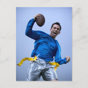 Cartão Postal Homem hispânico jogando futebol