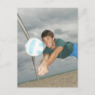 Cartão Postal Homem jogando vôlei na praia