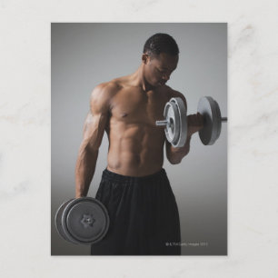 Cartão Postal Homem muscular levantando estômagos