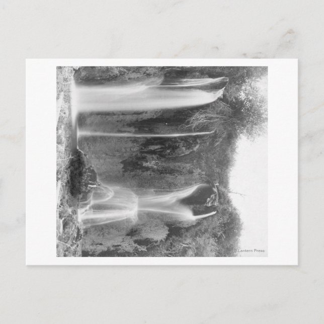 Cartão Postal Homem parado abaixo do peixe-lança cai no fotogram (Frente)