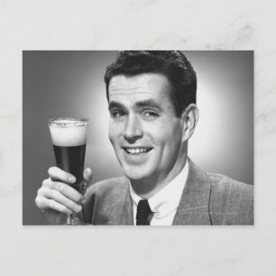 Cartão Postal Homem segurando vidro de cerveja no estúdio B&W