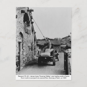 Cartão Postal Homens carregando grãos do caminhão, Newport Rhode