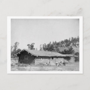 Cartão Postal Homens sentados fora de Log Cabin na Dakota do Sul
