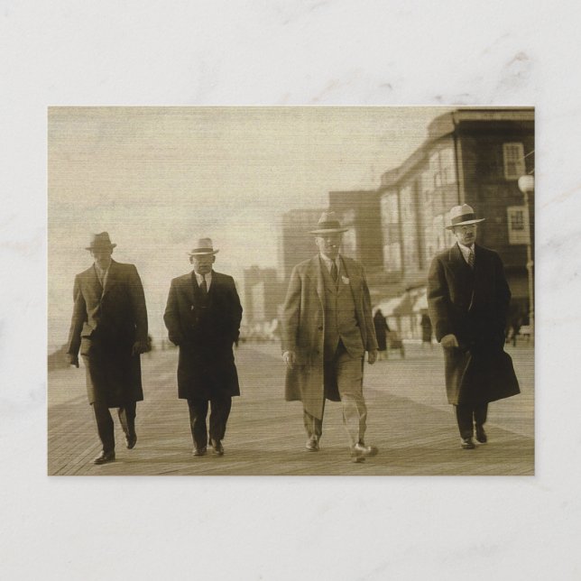 Cartão Postal Homens Sobre Cidade (Frente)