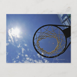 Cartão Postal Hoop de basquete e o Sol, contra o céu azul