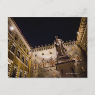Cartão Postal Hora noturna de Piazza Salimbeni, Siena, Itália.