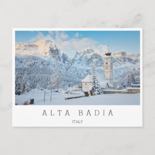 Cartão Postal Igreja coberta de neve com fundo de montanha