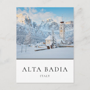 Cartão Postal Igreja com Dolomites no inverno em Alta Badia