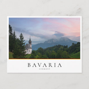 Cartão Postal Igreja com montanhas alpinas no pôr do sol