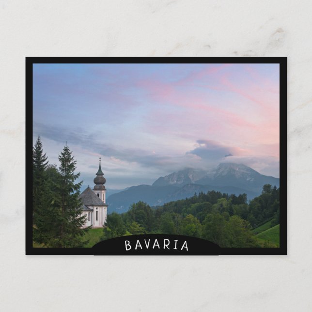 Cartão Postal Igreja com montanhas alpinas no pôr do sol (Frente)