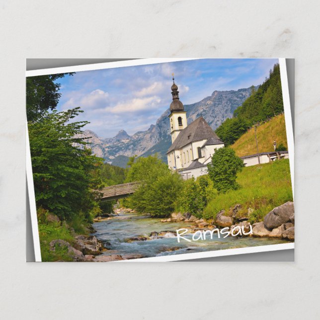 Cartão Postal Igreja de montanha com paisagem de riacho (Frente)