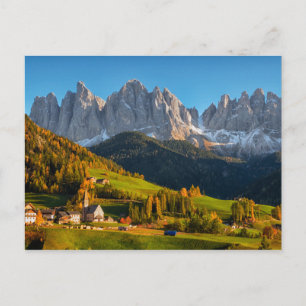 Cartão Postal Igreja e aldeia com paisagem de montanha postca
