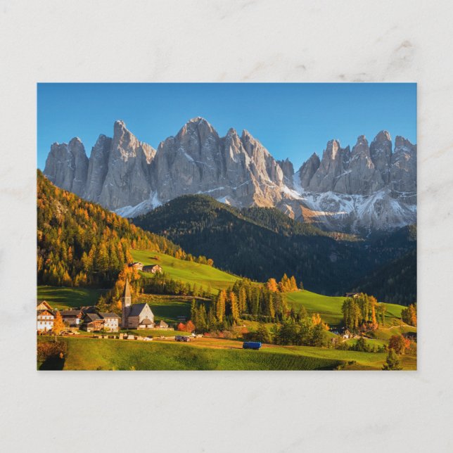 Cartão Postal Igreja e aldeia com paisagem de montanha postca (Frente)