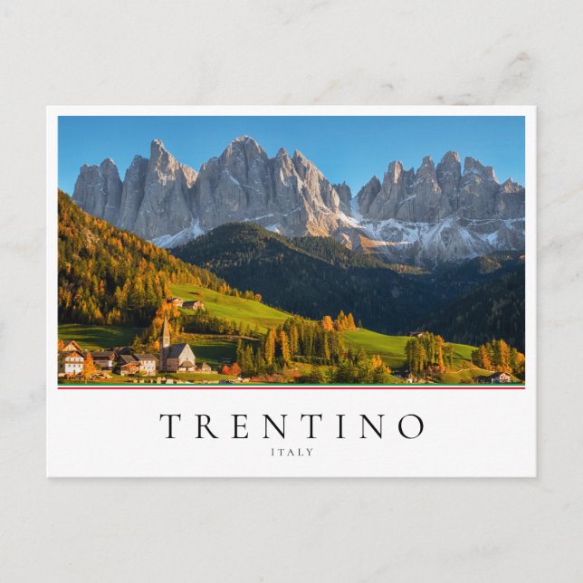 Cartão Postal Igreja e aldeia com paisagem montanhosa (Frente)