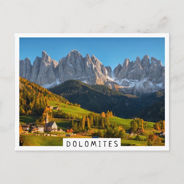 Cartão Postal Igreja e aldeia com paisagem montanhosa (Frente)