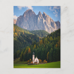 Cartão Postal Igreja em frente às montanhas Dolomites na Itália