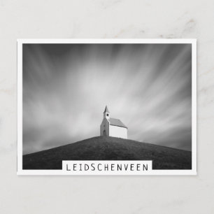 Cartão Postal Igreja em uma colina em preto e branco