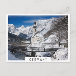 Cartão Postal Igreja na neve com montanhas alpinas