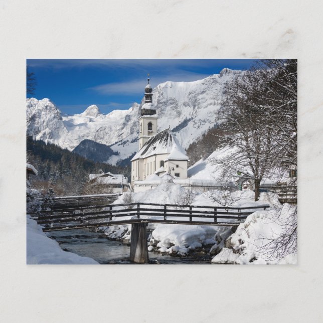 Cartão Postal Igreja na neve com montanhas alpinas (Frente)