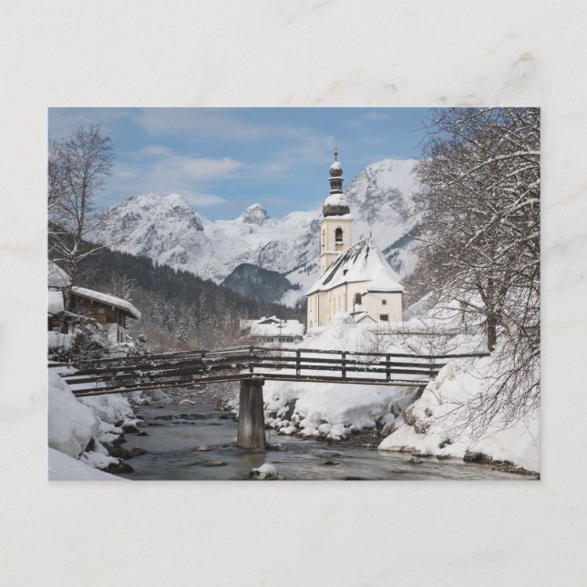 Cartão Postal Igreja na neve com montanhas alpinas no inverno (Frente)