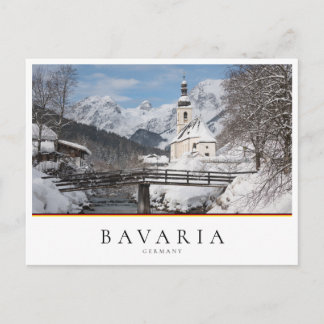 Cartão Postal Igreja na neve com montanhas alpinas no inverno