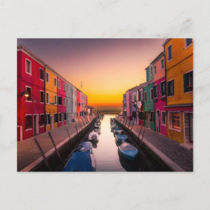 Cartão Postal Ilha pitoresca de Burano ao pôr do sol Veneza Itál