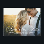 Cartão Postal Imagem de Script Flourish Elegante Salva Nossa Dat<br><div class="desc">Anuncie sua data de casamento para a família e amigos com esta elegante foto,  salve o cartão postal. Ele apresenta uma camada de script florescente. Personalize adicionando sua própria foto e detalhes do casamento. Este roteiro para salvar nosso cartão-postal é perfeito para qualquer tema de casamento.</div>