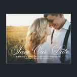 Cartão Postal Imagem de Script Flourish Elegante Salva Nossa Dat<br><div class="desc">Anuncie sua data de casamento para a família e amigos com esta elegante foto,  salve o cartão postal. Ele apresenta uma camada de script florescente. Personalize adicionando sua própria foto e detalhes do casamento. Este roteiro para salvar nosso cartão-postal é perfeito para qualquer tema de casamento.</div>