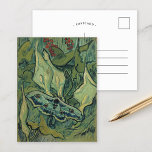 Cartão Postal Imperador Moth | Vincent van Gogh<br><div class="desc">O imperador Moth (1889), de Vincent van Gogh, é uma representação delicada e intrincada de uma mariposa contra fundo texturizado. A pintura captura a beleza dessa criatura alada com atenção meticulosa aos seus padrões e cores, misturando os traços característicos de Van Gogh com uma abordagem naturalista. Esta trabalho de arte...</div>
