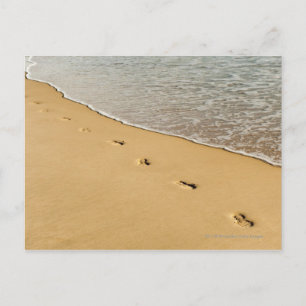 Cartão Postal Impressões de pés na areia com onda