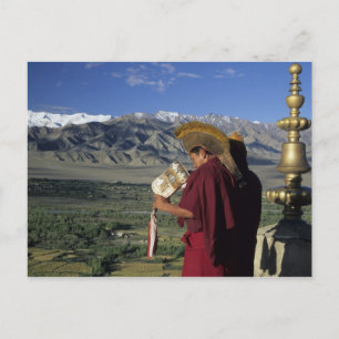 Cartão Postal Índia, Ladakh, Thikse. Monge budista sopra