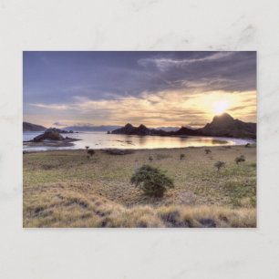 Cartão Postal Indonesia, Komodo National Park. Sunset on one