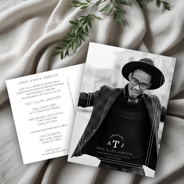 Cartão Postal Iniciais Simples de Formando Fotográfico Moderno (Simple Chic Modern Calligraphy Photo Graduate Initials Invitation Card.)