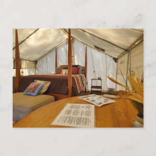 Cartão Postal Interior de Tenda de Glamping Aconchegante Configu