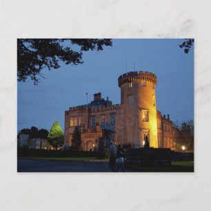 Cartão Postal Irlanda, o Castelo Dromoland iluminado ao anoitece