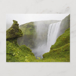 Cartão Postal Islândia. A cachoeira Skogarfoss cai sobre uma