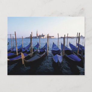 Cartão Postal Italy, Veneto, Venice, Row of Gondolas and San